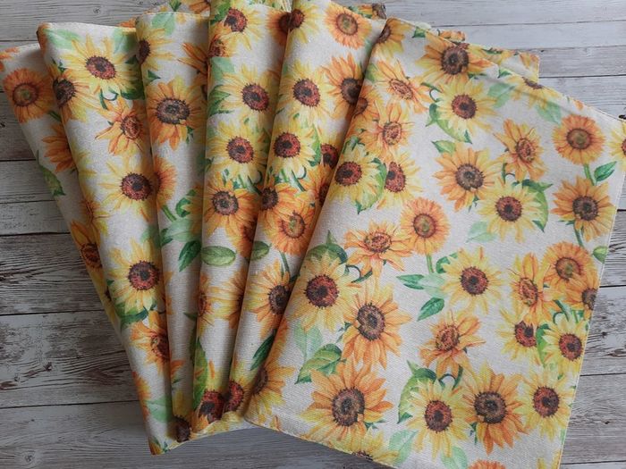 Set of 6 placemats. Matching table runner or cushions  avaliable. Handmade.