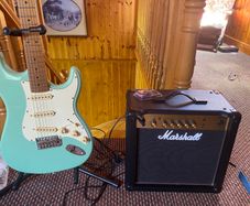 JET JS-300 electric guitar & Marshall MG-15 amp