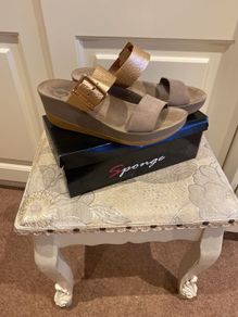 Sponge size 6 wedge sandals