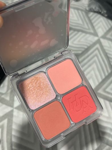 Huda blush palette