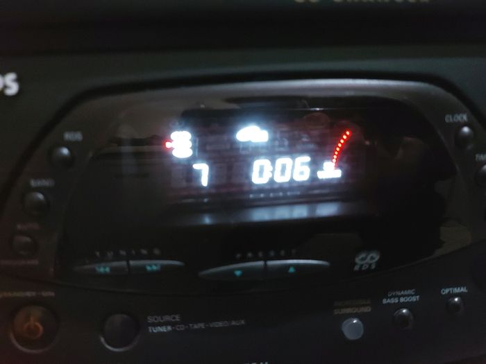 Philips Mini Hi-Fi System, Model FW 355C, 3 CD Changer, Radio and dual Tape Deck and 2 Lovely Philips speakers, in very Good Condition
