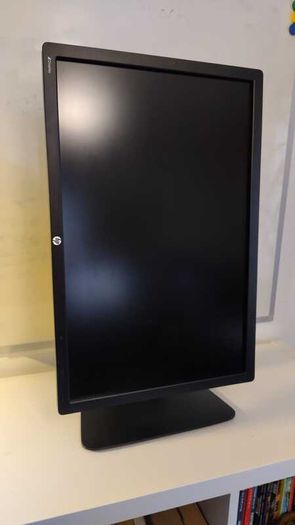 3 HP Z24i 24inch IPS Monitors and HP Thunderbolt Dock G2 Full Desk Setup