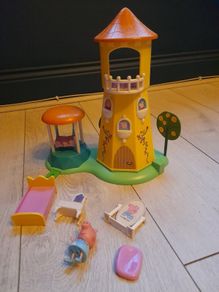 Peppa pig toy tower with accessories. No missing parts