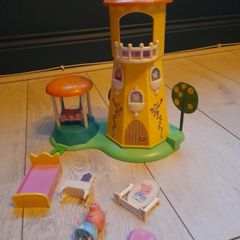 Peppa pig toy tower with accessories. No missing parts