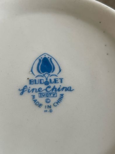 Bud let teapot milk and sugar
