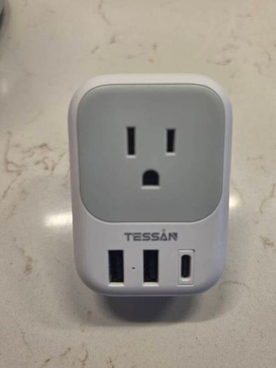 Tessan Travel Adaptor: UK / IRL plug