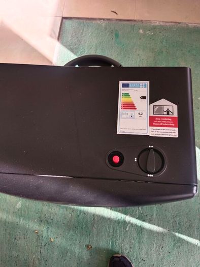 Kingavon Gas heater with cylinder and gas bottle ( The bottle is empty).