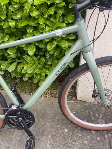 As new Cube Hyde city bicycle