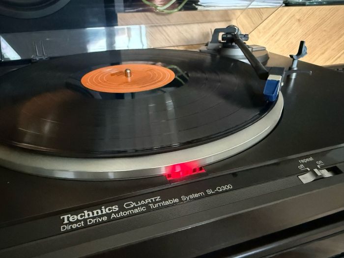 Technics Q300 turntable/recorder