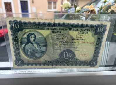 1974 old Irish banknote  Lady Lavery 10 pound in lovely condition, no rips,pen or pin holes, post added extra, 6 euro register