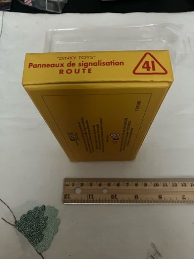 Dinky miniatures, Road signs. No.41. French text. MIN