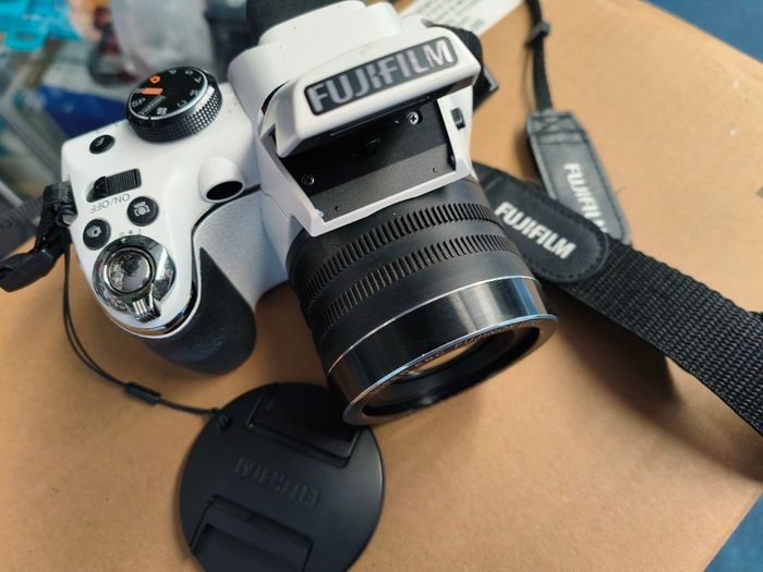 Digital Camera - Fujifilm Finepix S4200 - Hdmi - 14.mp - 24x Optical, White