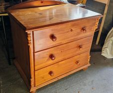Solid wood chest of drawers