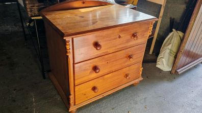 Solid wood chest of drawers