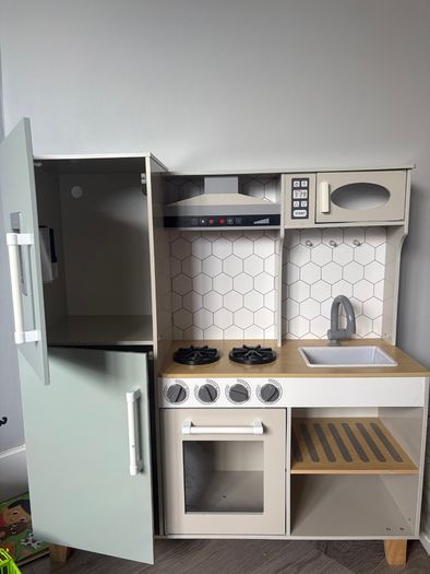 Toy kitchen