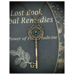 Beautiful Necklace with Emerald Green Stones