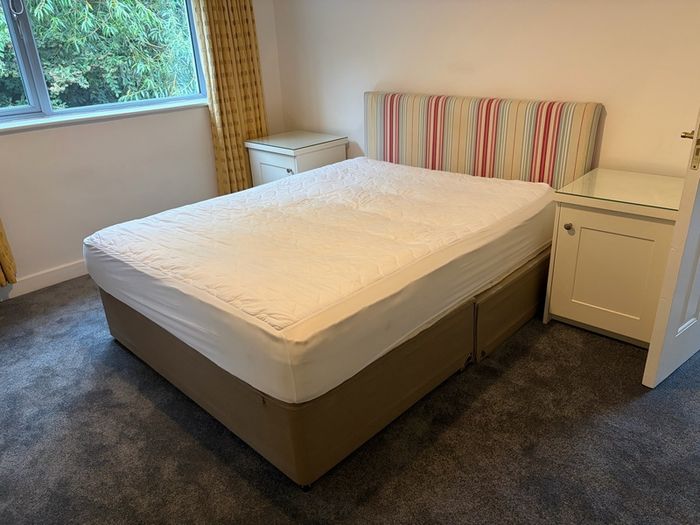 5ft Bed that splits in two with excellent high quality mattress