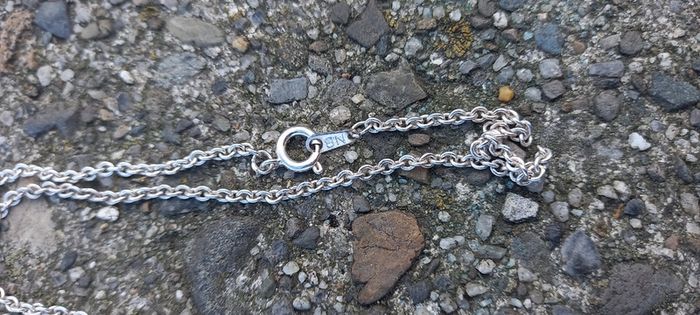 Vintage jewelry is sold individually for 5 to 10 euros.