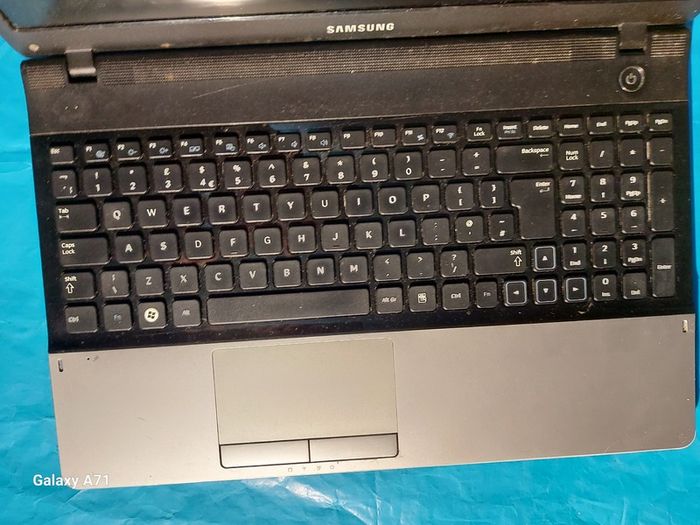 Samsung Notebook Model NP300E5A, Intel Core i5-2430M CPU, 2.4GHz, 4 GB Ram, 600GB HDD, Windows 10, Microsoft Edge, Chrome and VLC