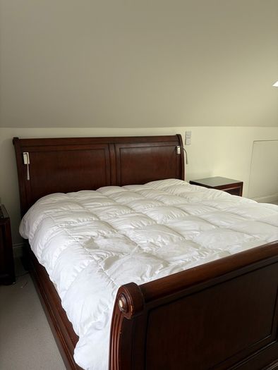Sleigh bed