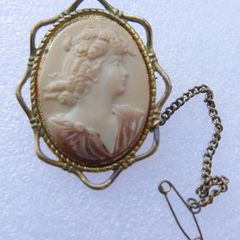 Vintage  Shell Cameo Brooch