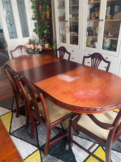 Beautiful Traditional Dining Table & 6 Matching Chairs