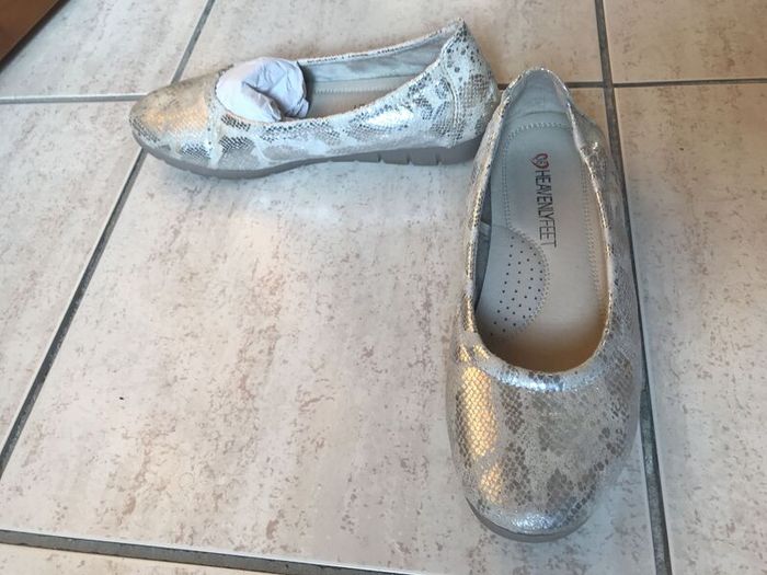 (Lot of 25) Ladies' Shoes Size 3/36