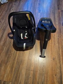 Maxi cosi car seat with isofix base