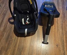 Maxi cosi car seat with isofix base