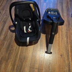 Maxi cosi car seat with isofix base