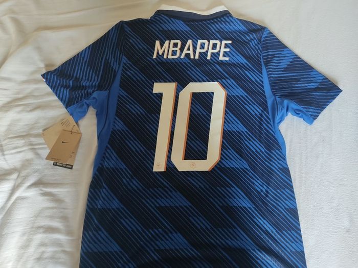 Mbappe #10 - Size L - BNWT