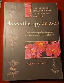 Aromatherapy an A- Z / Patricia Davis / 1998