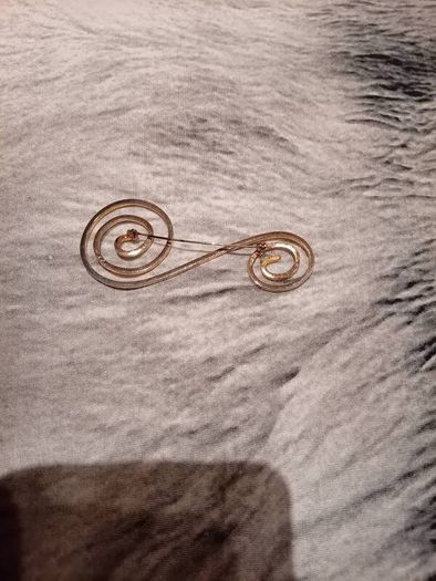 Gold toned Swirl design broach
