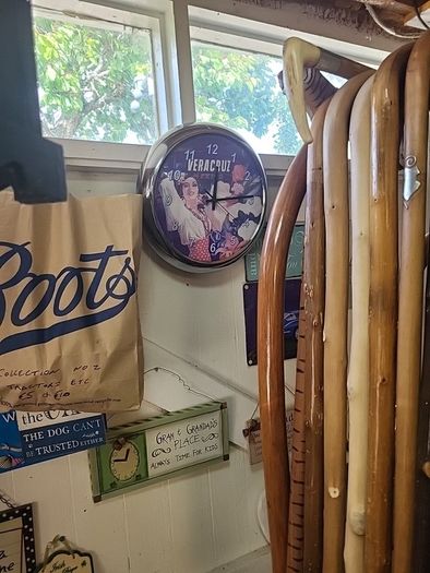 Moe' s tavern clock