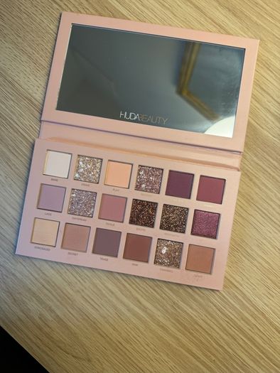 Huda Beauty Eye Shadow Palette