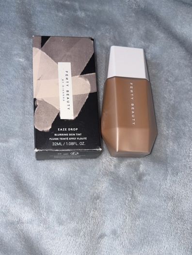 Fenty Beauty (Rihanna brand)Shade 17 Blurring Skin Tint Foundation Eaze Drop 32ml