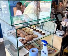 Glass pastry display cabinet