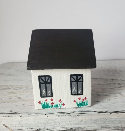 Handcrafted tiny wooden house !