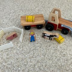 Melissa & Doug Wooden Farm Tractor Set - Kids Toy - Age 3+
