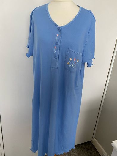 Nightdress, size 10-12 New