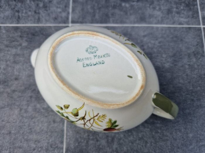 Meakin Gravy Boat - Acorns, Oak Leaves and Rosehips