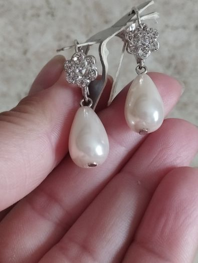 Elegant drop pearl earrings.