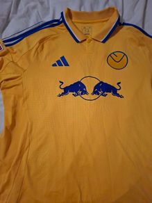 leeds United xxl but slim fitting championship badges and na
