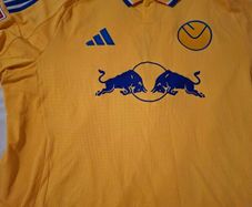 leeds United xxl but slim fitting championship badges and na