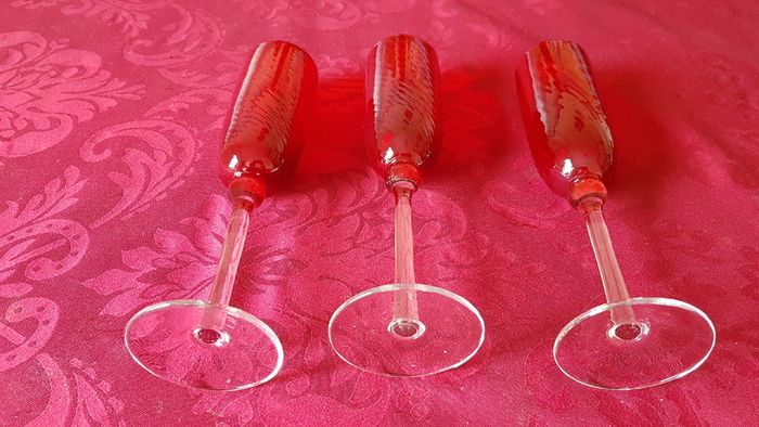 3 Piece Ruby Red Stemmed Swirl Champagne Flutes / Glasses