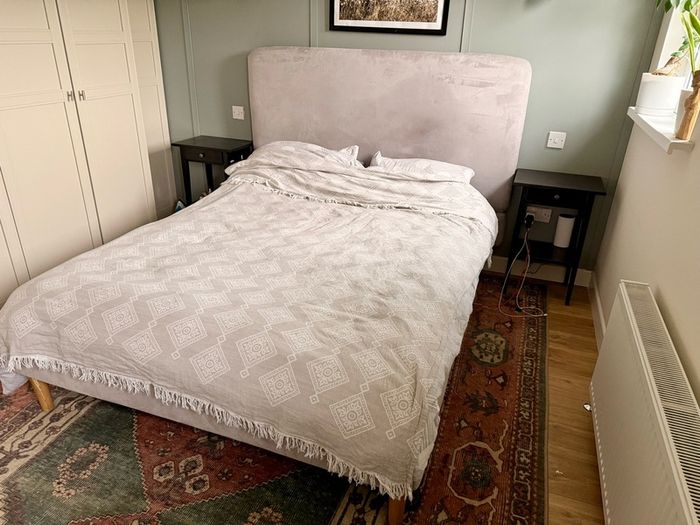 bed queen size good condition