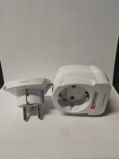 SKROSS world adapter with 4usb ports (5v and 4.8AMP)