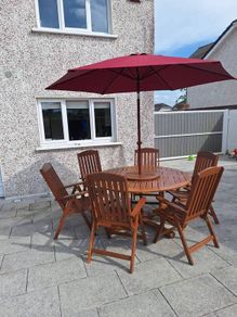 Round Table with 6 chairs & parasol