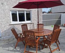 Round Table with 6 chairs & parasol
