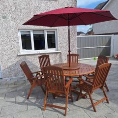 Round Table with 6 chairs & parasol